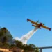 Canadair effettua un lancio d'acqua sulle fiamme dell'incendio che interessa la collina di Monserrato a Modica.