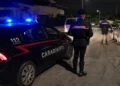 Pattuglia dei Carabinieri impegnata in un intervento notturno in una strada di Modica