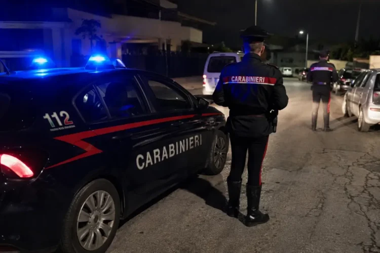 Pattuglia dei Carabinieri impegnata in un intervento notturno in una strada di Modica