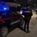 Pattuglia dei Carabinieri impegnata in un intervento notturno in una strada di Modica
