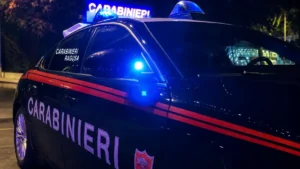 Auto dei Carabinieri in servizio notturno a Vittoria durante un intervento legato a un'indagine per furto in un esercizio commerciale.
