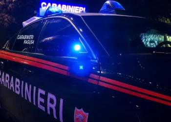 Auto dei Carabinieri in servizio notturno a Vittoria durante un intervento legato a un'indagine per furto in un esercizio commerciale.