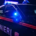 Auto dei Carabinieri in servizio notturno a Vittoria durante un intervento legato a un'indagine per furto in un esercizio commerciale.