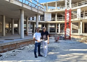 L'assessore ai Lavori pubblici Roberto Cassibba durante un sopralluogo nel cantiere della nuova scuola Pirandello di Comiso, edificio in costruzione finanziato con fondi PNRR