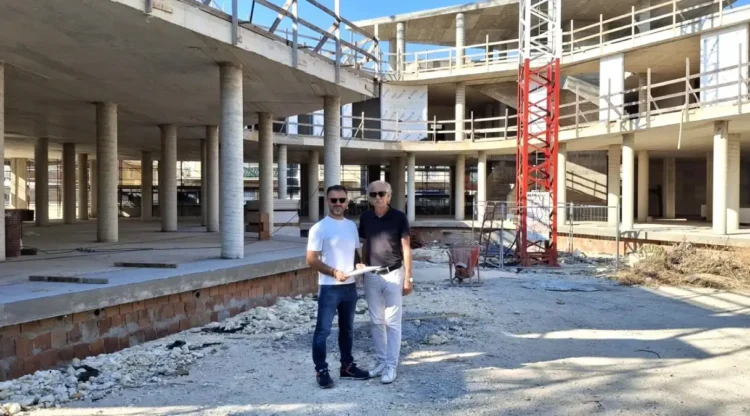 L'assessore ai Lavori pubblici Roberto Cassibba durante un sopralluogo nel cantiere della nuova scuola Pirandello di Comiso, edificio in costruzione finanziato con fondi PNRR