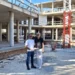L'assessore ai Lavori pubblici Roberto Cassibba durante un sopralluogo nel cantiere della nuova scuola Pirandello di Comiso, edificio in costruzione finanziato con fondi PNRR