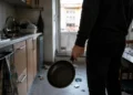Lite tra coinquilini in una cucina di appartamento