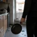 Lite tra coinquilini in una cucina di appartamento
