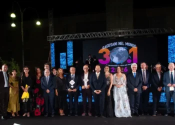 I premiati, i presentatori e gli organizzatori del Premio Ragusani nel Mondo posano sul palco della 31ª edizione in piazza Libertà a Ragusa, davanti al grande ledwall della manifestazione.