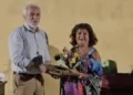 Il sindaco di Chiaramonte Gulfi Mario Cutello consegna il Premio Sygla alla poetessa Giovanna Drago, vincitrice del primo premio con la poesia in lingua siciliana Tra n'çiatu e n'autru