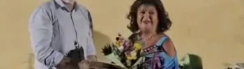 Il sindaco di Chiaramonte Gulfi Mario Cutello consegna il Premio Sygla alla poetessa Giovanna Drago, vincitrice del primo premio con la poesia in lingua siciliana Tra n'çiatu e n'autru
