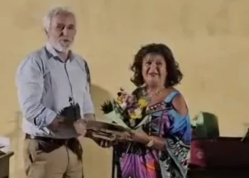 Il sindaco di Chiaramonte Gulfi Mario Cutello consegna il Premio Sygla alla poetessa Giovanna Drago, vincitrice del primo premio con la poesia in lingua siciliana Tra n'çiatu e n'autru