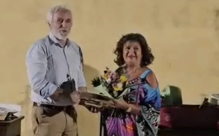 Il sindaco di Chiaramonte Gulfi Mario Cutello consegna il Premio Sygla alla poetessa Giovanna Drago, vincitrice del primo premio con la poesia in lingua siciliana Tra n'çiatu e n'autru