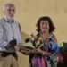 Il sindaco di Chiaramonte Gulfi Mario Cutello consegna il Premio Sygla alla poetessa Giovanna Drago, vincitrice del primo premio con la poesia in lingua siciliana Tra n'çiatu e n'autru