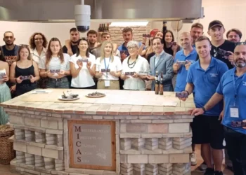 Studenti greci e organizzatori durante la presentazione del cioccolato di Modica IGP nell'ambito del programma Erasmus+