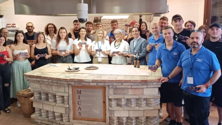 Studenti greci e organizzatori durante la presentazione del cioccolato di Modica IGP nell'ambito del programma Erasmus+