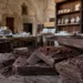 Tavolette di cioccolato di Modica artigianale su superficie in legno in una bottega storica iblea.