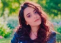 Claudia Presti, giovane donna di 26 anni, capelli castani, in un giardino fiorito