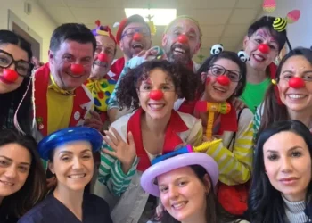 Volontari di clownterapia insieme al personale sanitario all'Ospedale Guzzardi di Vittoria durante l'avvio del progetto dedicato ai reparti di Pediatria e Ginecologia-Ostetricia.