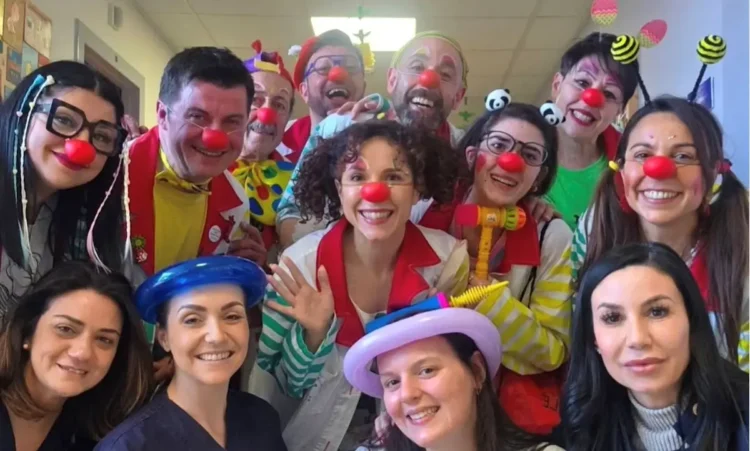 Volontari di clownterapia insieme al personale sanitario all'Ospedale Guzzardi di Vittoria durante l'avvio del progetto dedicato ai reparti di Pediatria e Ginecologia-Ostetricia.