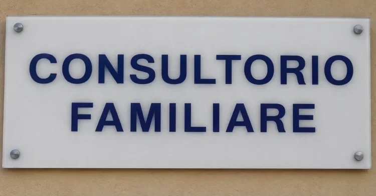 Insegna del Consultorio Familiare di Comiso, struttura dell'Asp di Ragusa che riapre al pubblico il 15 luglio dopo gli interventi di riqualificazione