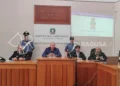 Conferenza stampa alla Procura della Repubblica di Ragusa il 29 luglio 2026: quattro persone al tavolo, due carabinieri in piedi