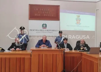 Conferenza stampa alla Procura della Repubblica di Ragusa il 29 luglio 2026: quattro persone al tavolo, due carabinieri in piedi