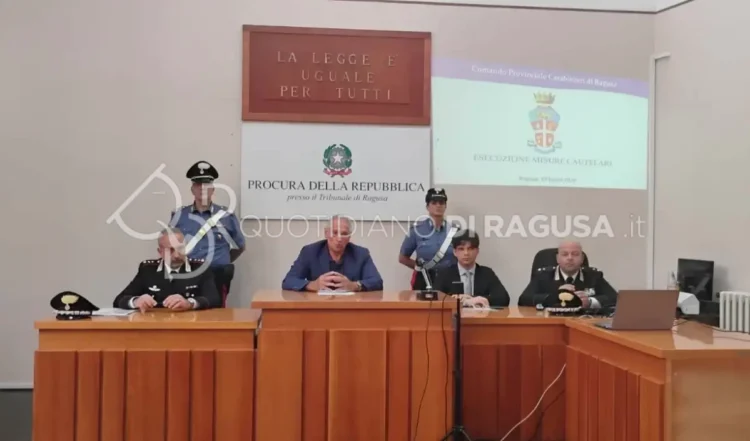 Conferenza stampa alla Procura della Repubblica di Ragusa il 29 luglio 2026: quattro persone al tavolo, due carabinieri in piedi