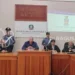 Conferenza stampa alla Procura della Repubblica di Ragusa il 29 luglio 2026: quattro persone al tavolo, due carabinieri in piedi
