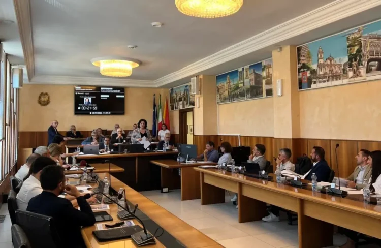 Seduta del Consiglio provinciale del Libero Consorzio Comunale di Ragusa durante la discussione e l'approvazione del documento sulle infrastrutture e della variazione di bilancio