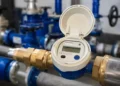 Contatore idrico digitale installato su una rete di distribuzione dell'acqua, simbolo degli interventi di telecontrollo e della modernizzazione delle infrastrutture idriche previsti nella provincia di Ragusa