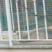 Balcone con rete di protezione e inferriata metallica, luogo dove è stato segnalato un cucciolo di Husky lasciato all’esterno.