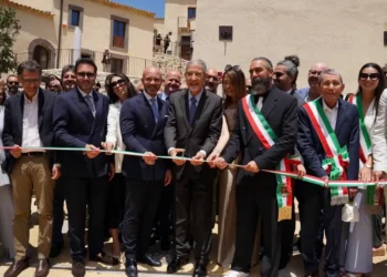 Taglio del nastro per l'inaugurazione di Cunziria 4.0 a Vizzini con rappresentanti delle istituzioni e amministratori locali.