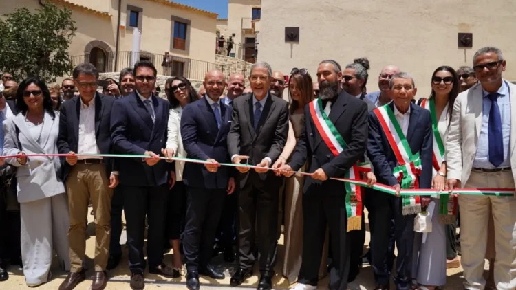 Taglio del nastro per l'inaugurazione di Cunziria 4.0 a Vizzini con rappresentanti delle istituzioni e amministratori locali.