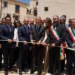 Taglio del nastro per l'inaugurazione di Cunziria 4.0 a Vizzini con rappresentanti delle istituzioni e amministratori locali.
