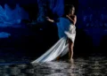 Giovanna Mangiù interpreta Francesca nello spettacolo "Inferno di Dante" alle Gole dell'Alcantara, immersa nelle acque del fiume durante una scena notturna