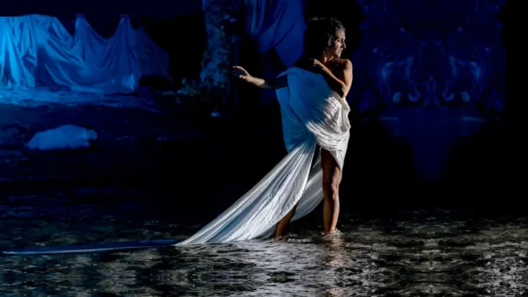 Giovanna Mangiù interpreta Francesca nello spettacolo "Inferno di Dante" alle Gole dell'Alcantara, immersa nelle acque del fiume durante una scena notturna