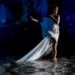Giovanna Mangiù interpreta Francesca nello spettacolo "Inferno di Dante" alle Gole dell'Alcantara, immersa nelle acque del fiume durante una scena notturna