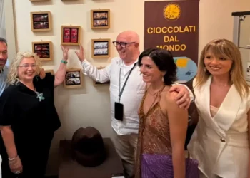 Donatella Cocchini, Nino Scivoletto, Valeria Zazzaretta, Francesco Castiglione e Cettina Divita durante la cerimonia di consegna della tavoletta del Festival di Spello al Museo del Cioccolato di Modica