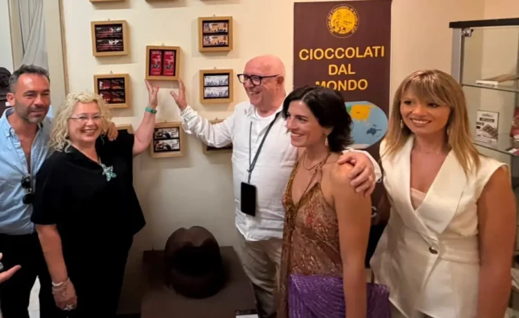 Donatella Cocchini, Nino Scivoletto, Valeria Zazzaretta, Francesco Castiglione e Cettina Divita durante la cerimonia di consegna della tavoletta del Festival di Spello al Museo del Cioccolato di Modica