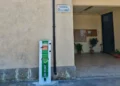 Colonnina AED Point con defibrillatore davanti alla Parrocchia B.M.V. di Lourdes a San Giacomo, Ragusa