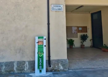 Colonnina AED Point con defibrillatore davanti alla Parrocchia B.M.V. di Lourdes a San Giacomo, Ragusa