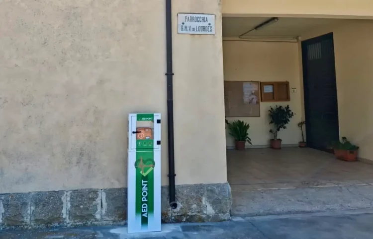 Colonnina AED Point con defibrillatore davanti alla Parrocchia B.M.V. di Lourdes a San Giacomo, Ragusa
