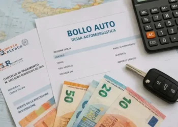 Bollo auto Regione Sicilia, cartella di pagamento Agenzia delle Entrate e banconote in euro su una mappa.