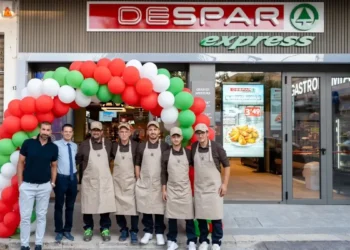 Ingresso del nuovo Despar Express di Marina di Ragusa con il personale davanti al punto vendita inaugurato