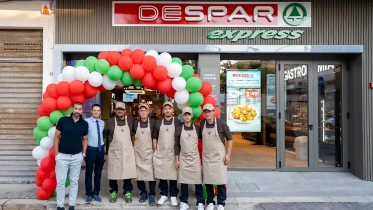 Ingresso del nuovo Despar Express di Marina di Ragusa con il personale davanti al punto vendita inaugurato