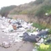 Cumuli di rifiuti abbandonati lungo una strada di campagna nel territorio di Vittoria, con sacchi di spazzatura e materiali di vario genere accumulati ai margini della carreggiata