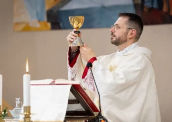 Don Davide Lutri durante la celebrazione eucaristica, nominato parroco della Chiesa Cuore Immacolato di Maria di Cava d'Aliga