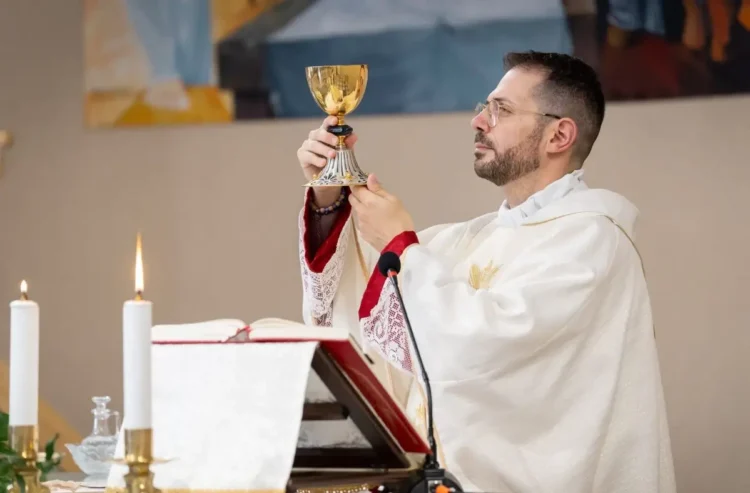 Don Davide Lutri durante la celebrazione eucaristica, nominato parroco della Chiesa Cuore Immacolato di Maria di Cava d'Aliga