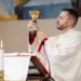 Don Davide Lutri durante la celebrazione eucaristica, nominato parroco della Chiesa Cuore Immacolato di Maria di Cava d'Aliga